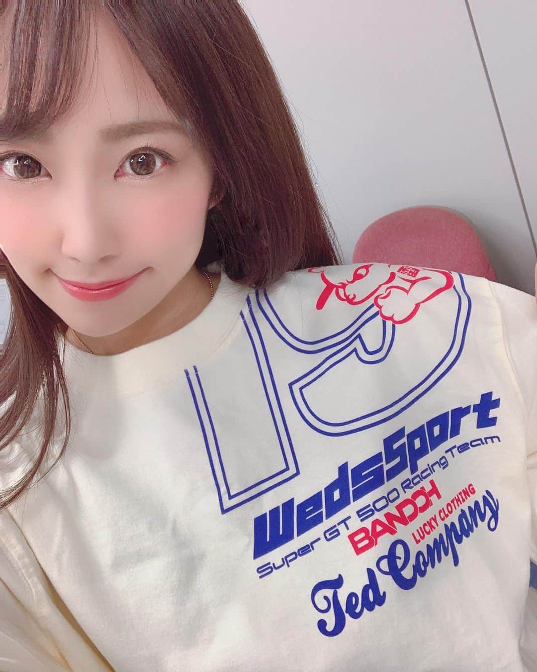 のインスタグラム：「今日はWedsSport BANDOHの アパレル製品の撮影をしてきました💙 長袖/半袖Tシャツにパーカー、トレーナー、 ジャケット、ポンチョなどなど盛り沢山✨ 気候によって選べるのがいいよね！ チームグッズが豊富なので是非一緒に身につけて 19号車を応援しよう😆 アパレルだけでなくステッカーや キーホルダーなどグッズもあるよー！  こちらから購入できます💫 ▶️https://weds.shop-pro.jp/?mode=grp&gid=182509&sort=n  #wedssport #wedssportbandoh #チームグッズ #weds #wedssportracinggals #アパレル #tedman #19号車 #おしゃれ」