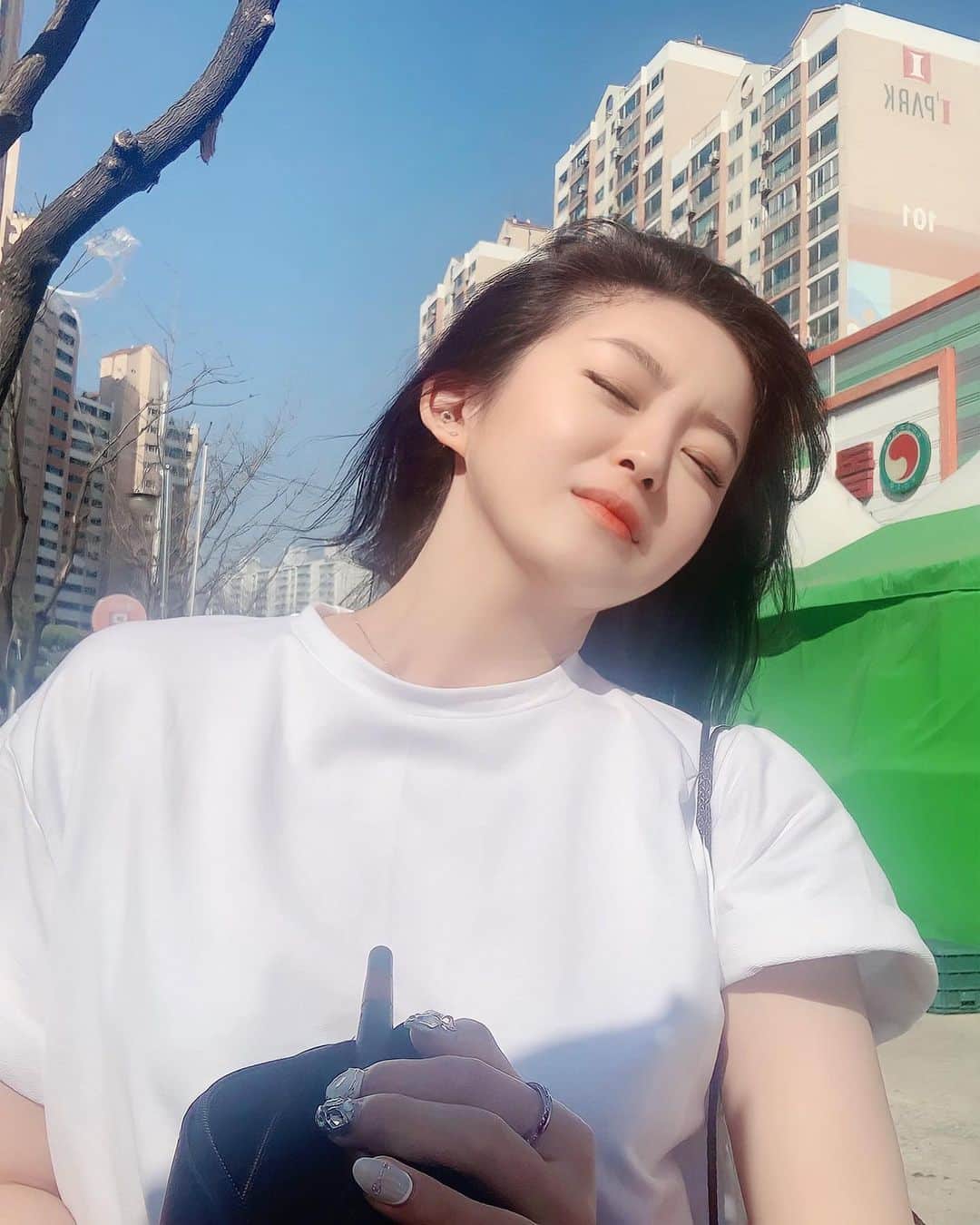 スヒョンのインスタグラム：「♥ 이번 설은 지인 선물만 보내고 지나가기 아쉬워서 #좋아요 누르고 댓글에 @친구태그 후 짧은 덕담 적어주신 3분 뽑아서 🍗 #치킨 기프티콘 드립니다 👏🏻 무병님들 새해 복 많이 받으세용 👼🏻 ⠀⠀⠀⠀⠀⠀⠀⠀⠀⠀⠀⠀⠀⠀⠀ ﹆ 당첨자 발표는 내일 ! 곧 #페이스팩토리 공구 예정임다 ! 𝑱𝒂𝒏𝒈𝒔𝒖𝒉𝒚𝒖𝒏」