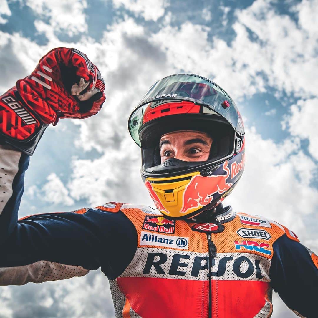 レプソル・ホンダのインスタグラム：「Made it through another week, the countdown to racing continues! #FridayFeeling」