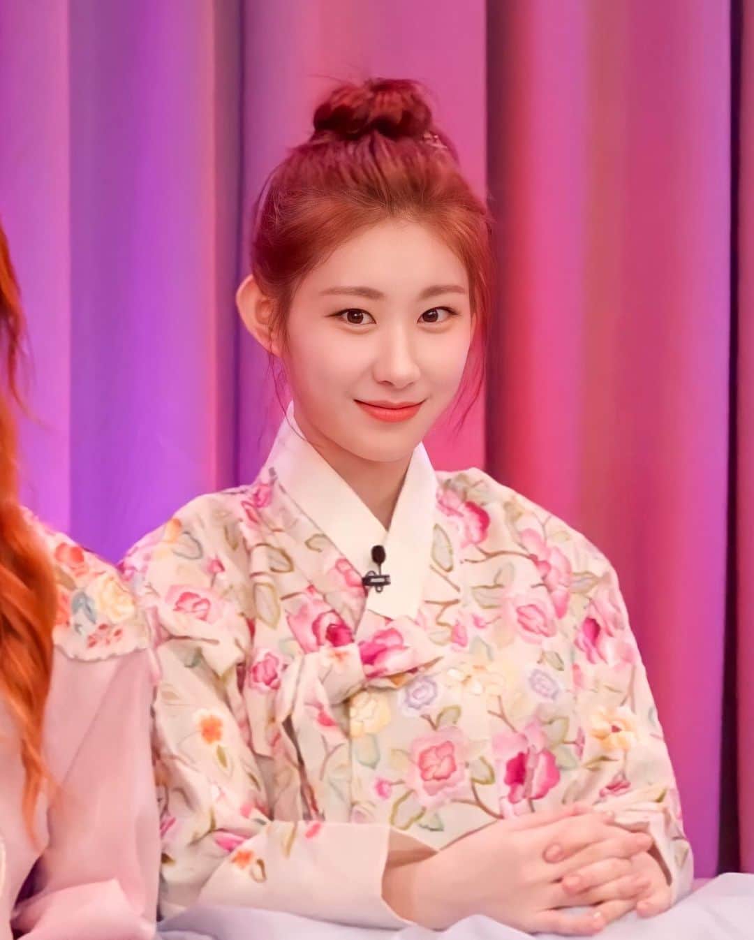 チェリョンのインスタグラム：「Happy lunar new year, everyone! Wishing y'all happiness and health! 🌸✨ ㅤ ㅤ btw chaeryeong looks so pretty in hanbok 💕」