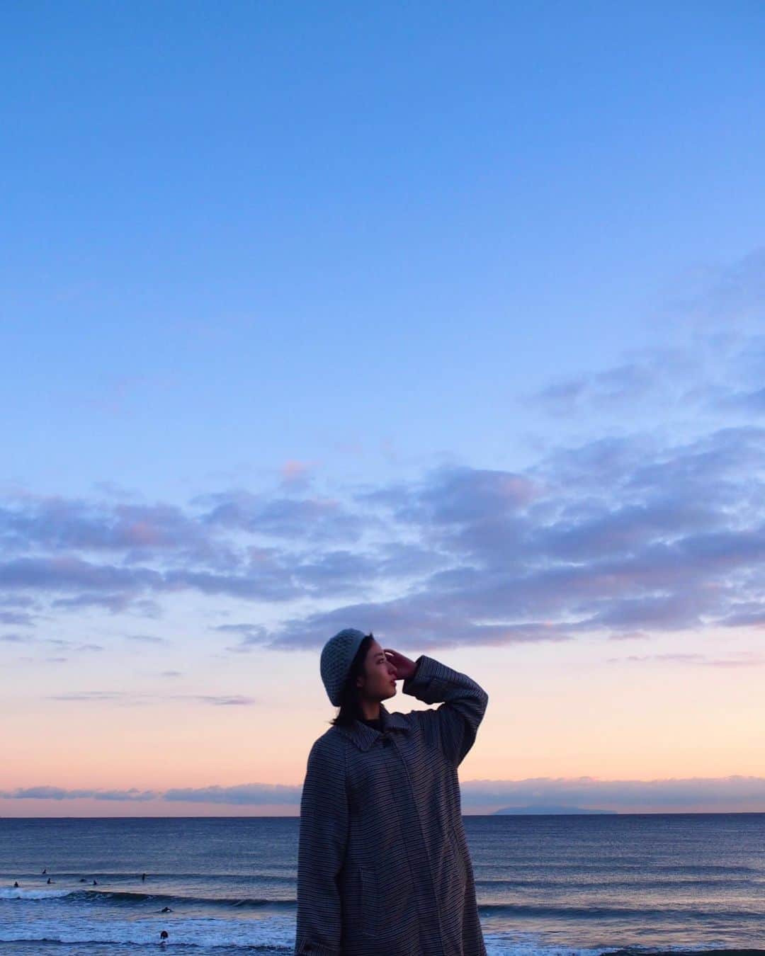 AO のインスタグラム：「あったかくなってきたかな？ 朝ヨガしたい🧘‍♀️ #yoga#日出ヨガ##日の出#海#空」