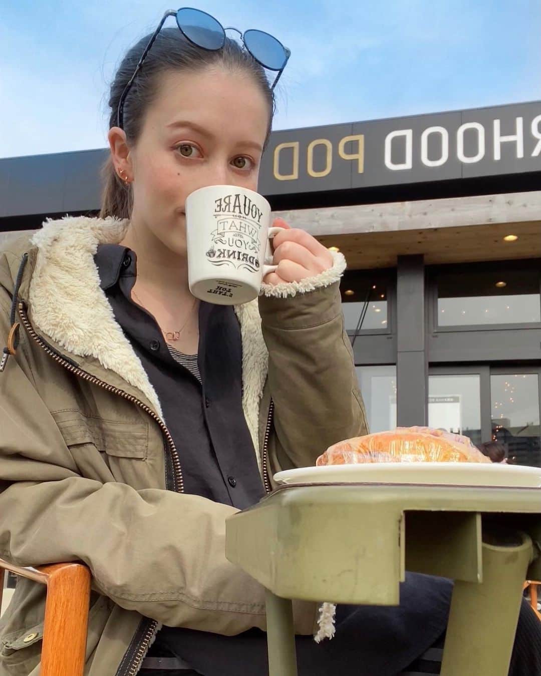 ドーキンズ英里奈のインスタグラム：「仕事終わりに少し散歩して テラスがあるカフェへ ⠀ ポカポカ陽気が気持ちが良くて 寝てしまいそうになる心地よさ☺️ ⠀ 黙々と食べて帰りましたが たまには外で一息つくのも 大切かもしれないなぁと思ったよ☀️ ⠀ 程よく歩いたし 良い運動にもなりました！ ⠀ ⠀ ⠀ 今日もお気に入りのDW 左耳には同じくピンクゴールドで合わせて ピンクゴールドの日です♡ (あ、写真反転させるの忘れた！笑) ⠀ ボーイッシュな服着て 可愛いアクセサリー合わせるのも好き◎ ⠀ ⠀ このクーポンコードで 15％OFFになるのでぜひ 👉🎟jaerina ⠀ ⠀ ⠀ ⠀ #ダニエルウェリントン #dwgiftsoflove #バレンタインギフト #バレンタイン #海浜幕張 #幕張カフェ #アップルパイ  #幕張ネイバーフッド#pieandcoffee #pieandcoffeemamenakano」