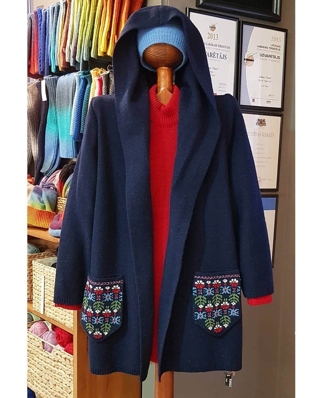 ティネスのインスタグラム：「Latvian mitten pocket cardigans 🇱🇻 Pockets just like real mittens are knitted by hands 🤲 Swipe left to choose pocket design- Zemgale county vs Kurzeme county. Cardigans are in navy color with hood. You can close them on any level with pin or brooche. The hood gives nice flow to the collar.  The first one is in L size and second cardigan is M size. Both are ready to ship! WWW.TINES.LV WORLDWIDE SHIPPING」