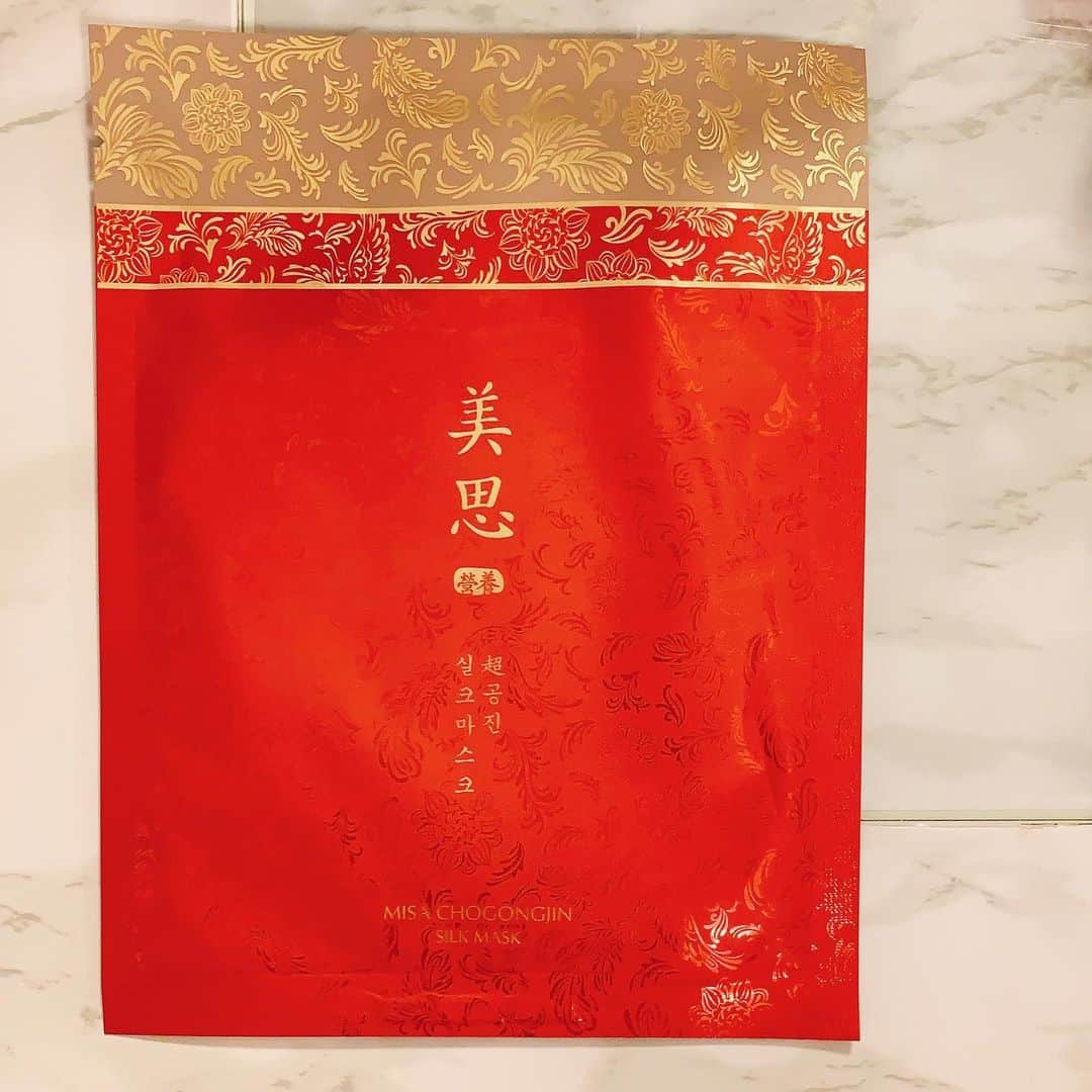 松尾幸実のインスタグラム：「今日のパック  MISSHA 美思 チョゴンジン シートマスク  大好きなパックのひとつ。厚めの柔らかいシートにサラッとしたテクスチャの美容液がしっかり染み込んでいて20分使ってもシートが乾かない。保湿力がすごくて馴染ませた後も毛穴から逃げていかない感じがある。肌のトーンが3くらいあがる。  #韓国パック  #フェイスパック  #スキンケア」