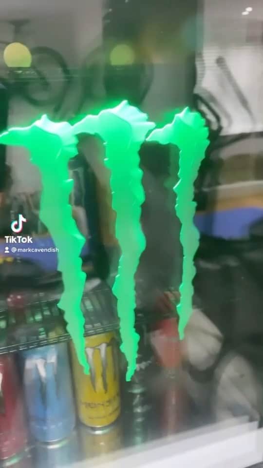 マーク・カヴェンディッシュのインスタグラム：「Sluuuuuuuuurp. @monsterenergy HydroSport   @monsterhydro」