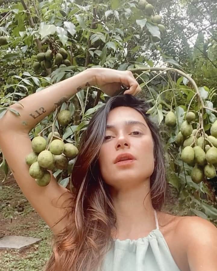 Thaila Ayalaのインスタグラム：「Eu no meu papo matinal com meu pé de cajá-manga. Quem mais  aí conversa com as plantas?」