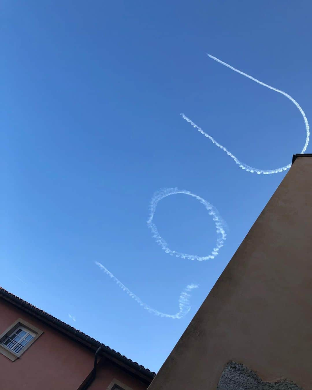 鳳真由さんのインスタグラム写真 - (鳳真由Instagram)「カメラロールにあった、 フランスはリヨンの空🇫🇷  なんだ？ LOVEの途中なのかな。 フランス語？  とりあえず美食の街にまたいつかいきたーーい🐌  #目指せ1日1投稿2021 #lyon #巣ごもり勉強中  もしかしたらリヨンにあるラグビーチームの名前かも？ 真相はいかに🏉」2月12日 23時29分 - ootorispecialpanic