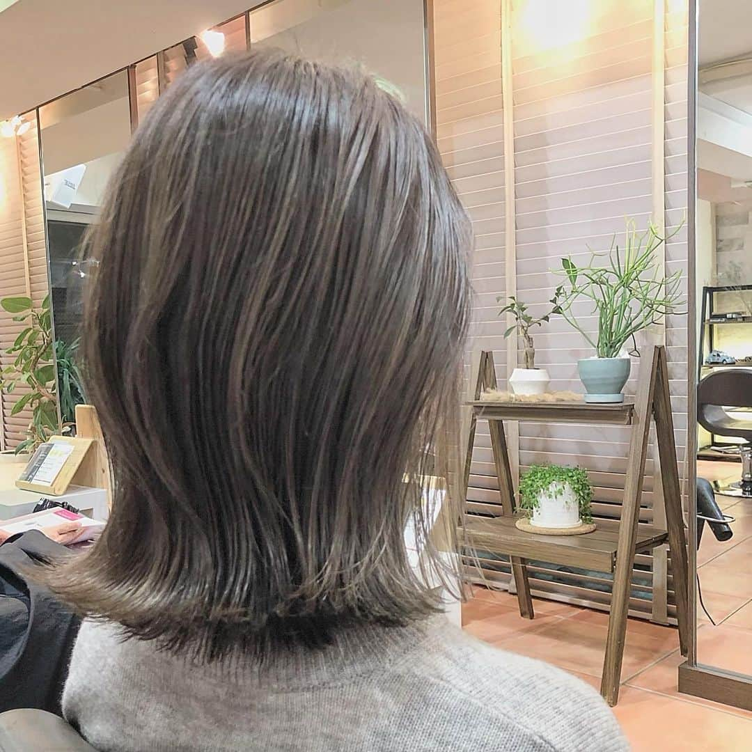 kaori sugiyamaのインスタグラム：「* * 昨日はlien.の相楽さんのところへ @kensagara_lien💈 * 耳まわりにインナーカラーを入れていただきました🤎 * 色も可愛いし雰囲気も変わってとってもお気に入り😍 * カットはいつもの外ハネ仕様でお願いしました💇🏻‍♀️ * #インナーカラー #ヘアカット #ヘアスタイル #ヘアカラー #カラーリング #イヤリングカラー #ボブ #大人ボブ #外ハネ #外ハネボブ #髪型 #hairstyle #美容院 #自由が丘」