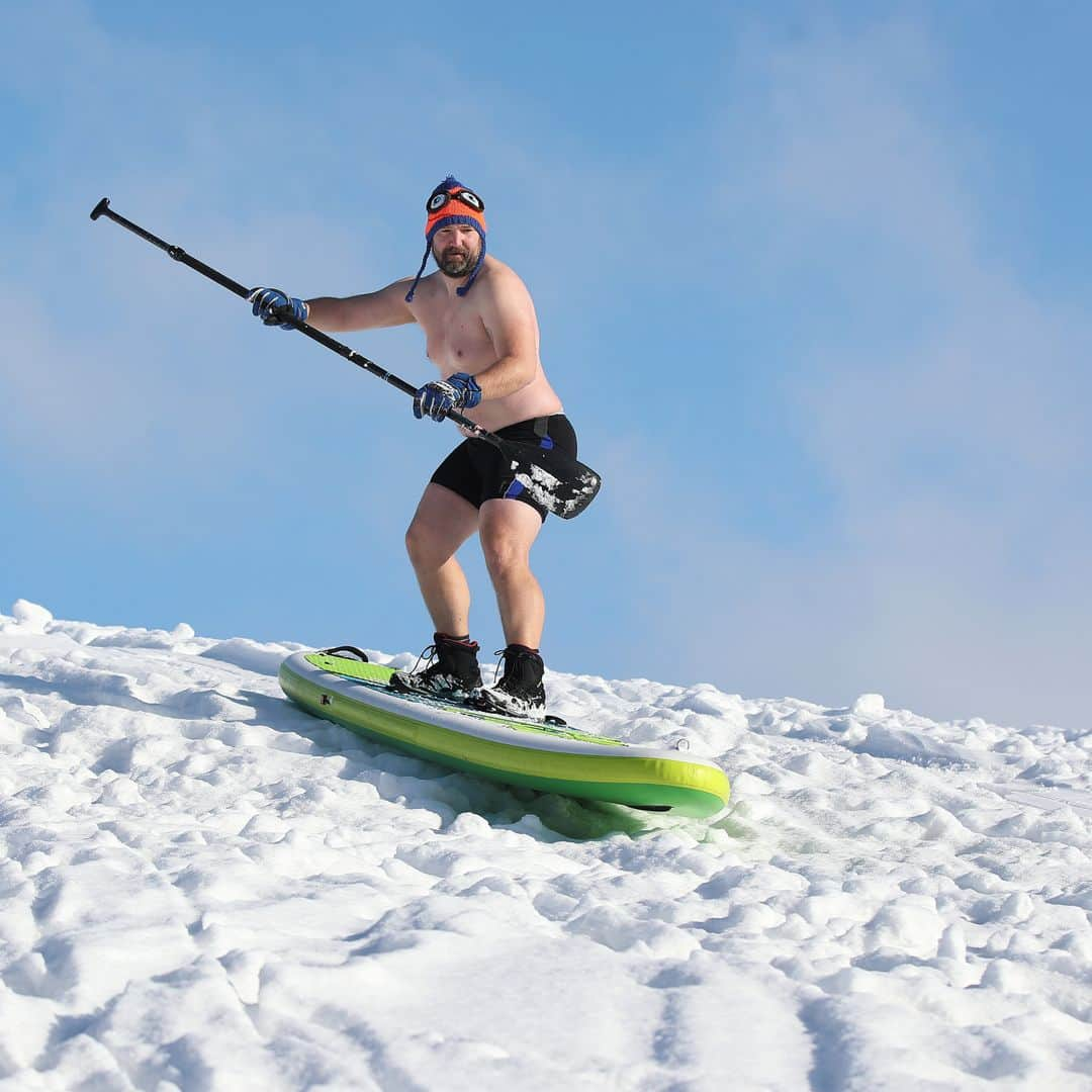 AFP通信さんのインスタグラム写真 - (AFP通信Instagram)「AFP Photo 📷 Ronny Hartmann - A man slides down a hill using a stand-up paddleboard (SUP) in a park during a snowy winter day in Magdeburg, eastern Germany, on February 12, 2021. #enjoythesnow」2月12日 23時23分 - afpphoto