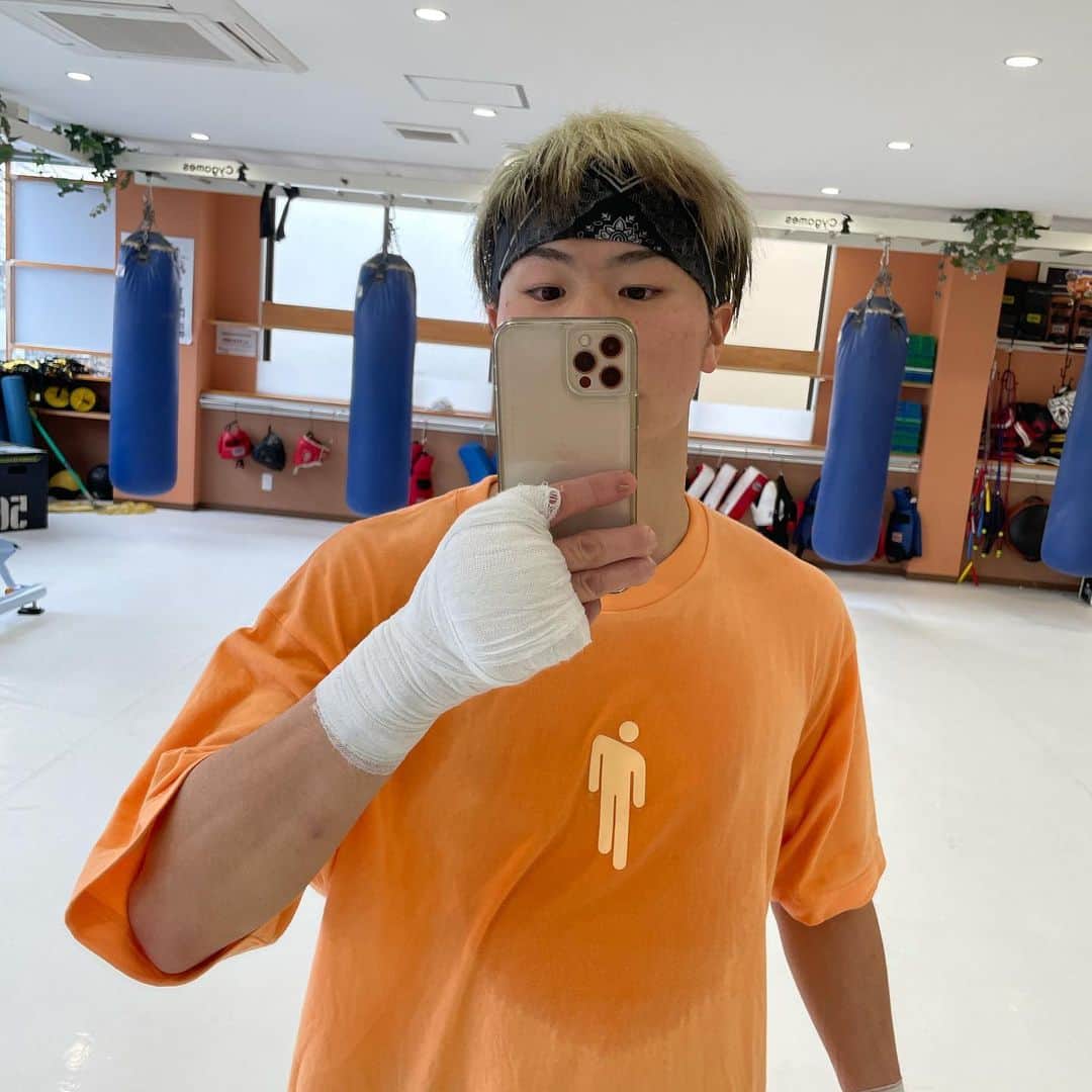 那須川天心のインスタグラム：「創造力って特に大事だと今日改めて思った 何かの真似をする事ももちろん必要 だけど自分でオリジナルを創る奴が最後は強い 俺はそう思う  失敗したら怖いよね でも 失敗しない方が俺からしてみれば怖い 格闘技の事になるけれど 自分の試合のスタイルは 毎回少しずつ違うし 良い時も悪い時もある それも成長だし挑戦 やってみないとわからない事なんて 沢山ある  やるか やらないか もちろん俺は前者 そっちの方が生きていて楽しい だから自分は毎日絶好調 周りからしてみれば 良くない時でもね 今回の試合にも 期待してください 全力で挑みます 自分という武器を持って」
