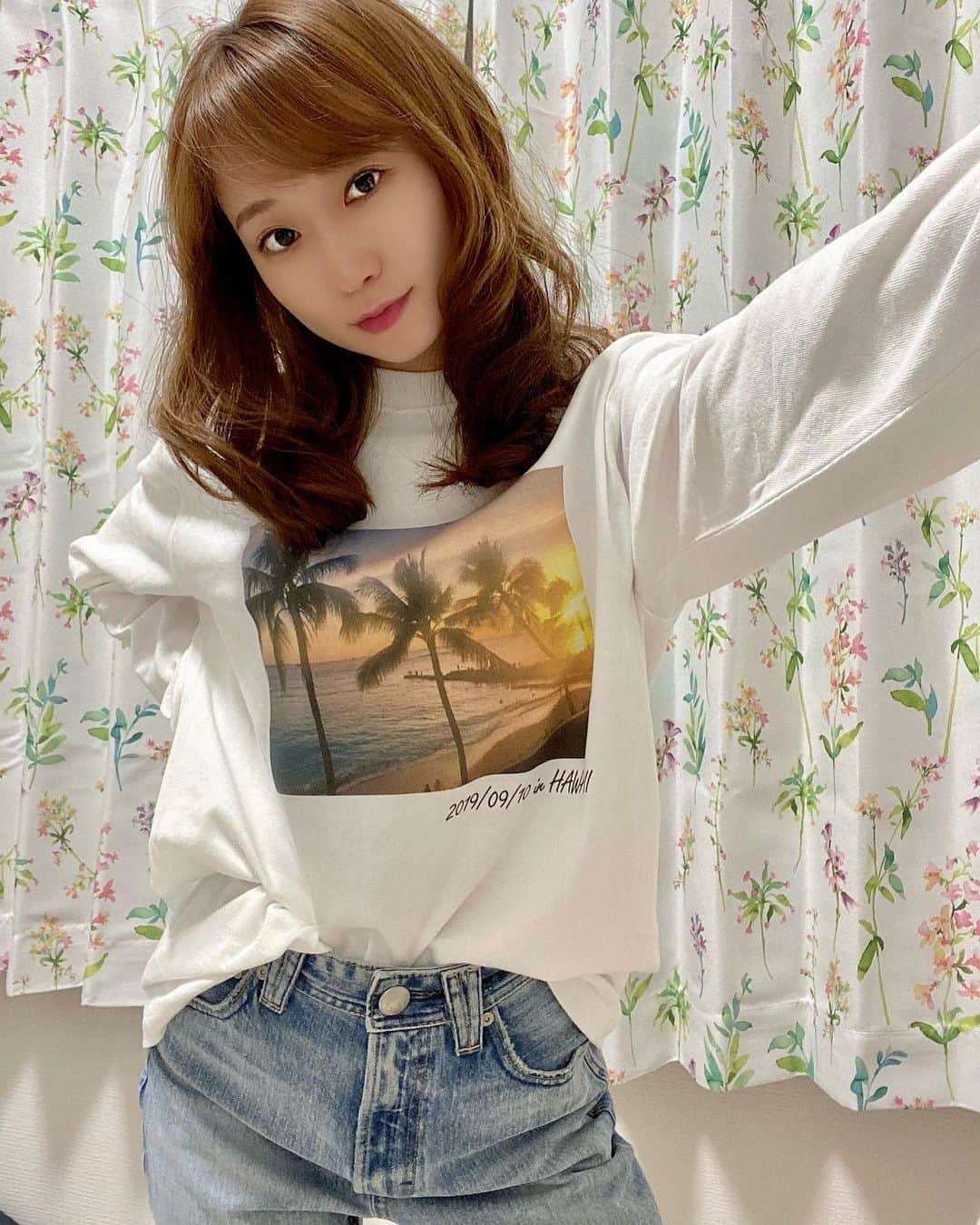 住吉史衣さんのインスタグラム写真 - (住吉史衣Instagram)「. .  初めてオリジナルのTシャツを作ってみました♡ 家族との旅行の写真❣️😌 思い出の残し方って写真だったりムービーだったり、 もちろん記憶だったり、、いろんな形があると思うんだけど、 こうして日頃から使える物にして残しておくと すぐ目に触れられるし、 着た時に思い出してわくわく嬉しい気持ちになる☺️🏝 . . #イッチャク #オリジナルTシャツ #オリジナルプリント  #オリジナルデザイン #Tシャツ #ロンT #ハワイ #HAWAII #pr #Waikiki #ワイキキ #家族旅行 #思い出 #2019 #ビーチ #海  #sea #sky #sunset #夕焼け #絶景 #beach #空 #ハワイ旅行  #ファッション #fashion #コーデ #coordinate #デニム #デニムコーデ @itchaku  . .」2月12日 23時24分 - fumie_0426