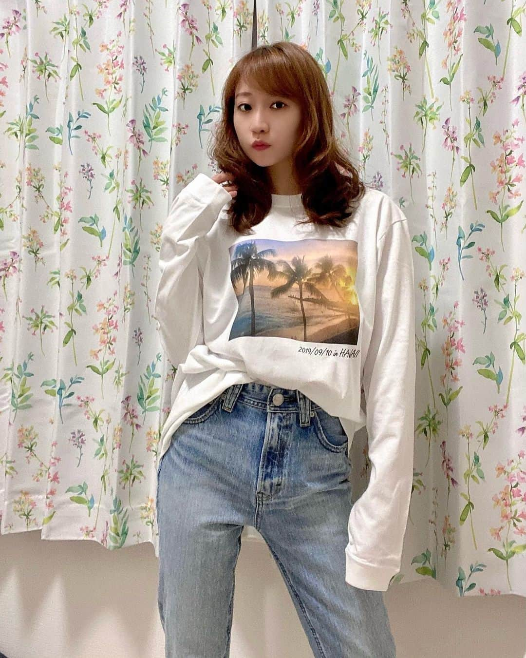 住吉史衣さんのインスタグラム写真 - (住吉史衣Instagram)「. .  初めてオリジナルのTシャツを作ってみました♡ 家族との旅行の写真❣️😌 思い出の残し方って写真だったりムービーだったり、 もちろん記憶だったり、、いろんな形があると思うんだけど、 こうして日頃から使える物にして残しておくと すぐ目に触れられるし、 着た時に思い出してわくわく嬉しい気持ちになる☺️🏝 . . #イッチャク #オリジナルTシャツ #オリジナルプリント  #オリジナルデザイン #Tシャツ #ロンT #ハワイ #HAWAII #pr #Waikiki #ワイキキ #家族旅行 #思い出 #2019 #ビーチ #海  #sea #sky #sunset #夕焼け #絶景 #beach #空 #ハワイ旅行  #ファッション #fashion #コーデ #coordinate #デニム #デニムコーデ @itchaku  . .」2月12日 23時24分 - fumie_0426