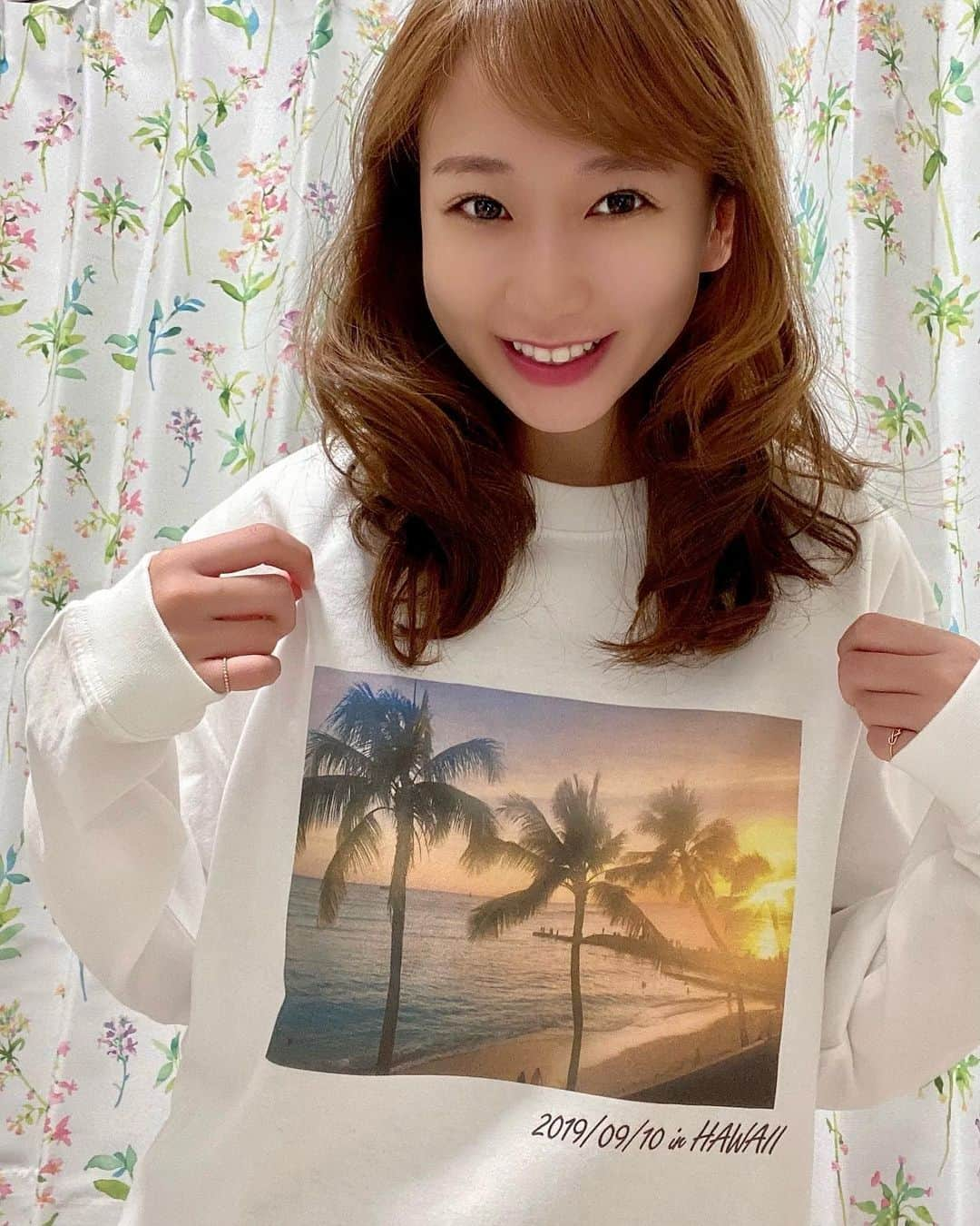 住吉史衣さんのインスタグラム写真 - (住吉史衣Instagram)「. .  初めてオリジナルのTシャツを作ってみました♡ 家族との旅行の写真❣️😌 思い出の残し方って写真だったりムービーだったり、 もちろん記憶だったり、、いろんな形があると思うんだけど、 こうして日頃から使える物にして残しておくと すぐ目に触れられるし、 着た時に思い出してわくわく嬉しい気持ちになる☺️🏝 . . #イッチャク #オリジナルTシャツ #オリジナルプリント  #オリジナルデザイン #Tシャツ #ロンT #ハワイ #HAWAII #pr #Waikiki #ワイキキ #家族旅行 #思い出 #2019 #ビーチ #海  #sea #sky #sunset #夕焼け #絶景 #beach #空 #ハワイ旅行  #ファッション #fashion #コーデ #coordinate #デニム #デニムコーデ @itchaku  . .」2月12日 23時24分 - fumie_0426