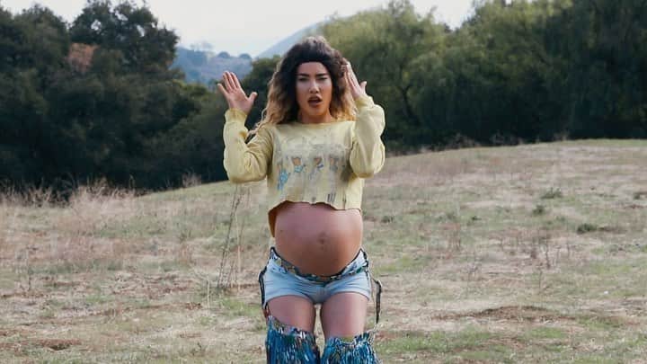 ジャクリーン・マッキネス・ウッドのインスタグラム：「Soooo I did a thing yesterday...😂 lol just over here #40weekspregnant tryin to Yoncè this baby out... #pregnancydance」