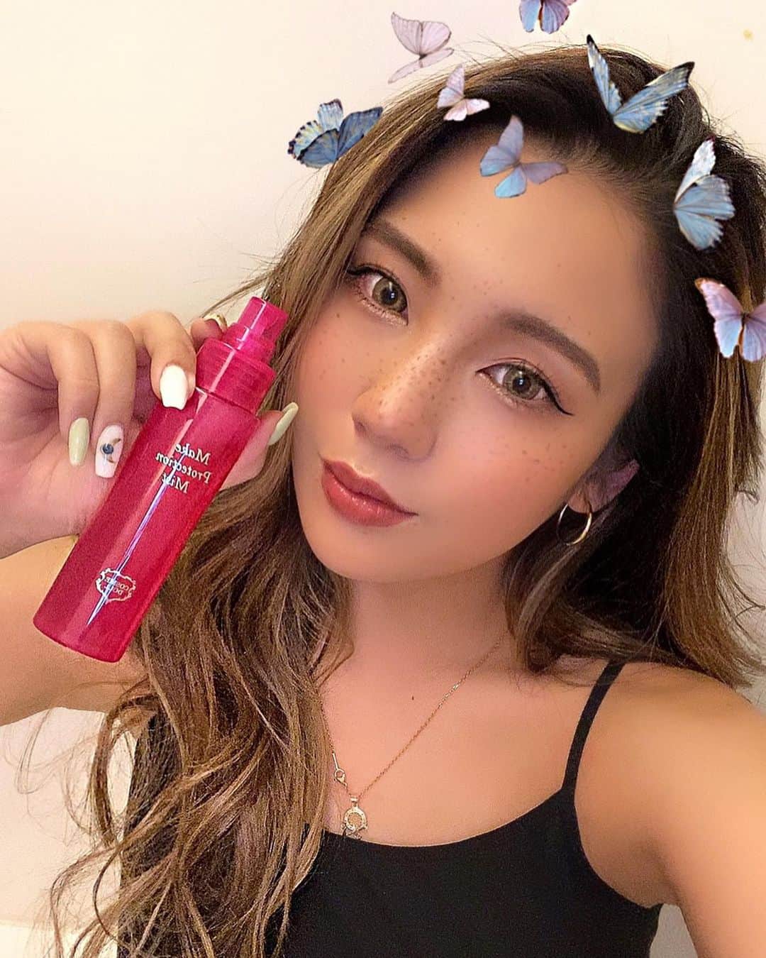 Eminanaのインスタグラム：「. . @cosme.doll  コスメドールメイクプロテクションミスト💟 . .  こんなご時世でマスクする毎日😷 . マスクにファンデーションつくし、 もう最近メイクめんどくさくなってた😩 . . この状況どうにかしたくてメイクキープミスト探してて これ新しく使ってみたんだけど テカリを抑えてくれるしよれにくくなった✨ . つや肌キープしてくれてるし想像以上で感動😳 またメイク楽しくなってきた💕 . . メイクキープミストするだけで 全然違うからみんなやってみて！😎 . . .  #コスメドール#メイクプロテクションミスト#マスクメイク #cosmedoll#メイク崩れ防止#ウォータープルーフ #メイクキープ#PR#トリドリベース#makeup#メイク #メイク道具#化粧品#美容品#マスクメイク崩れ防止」