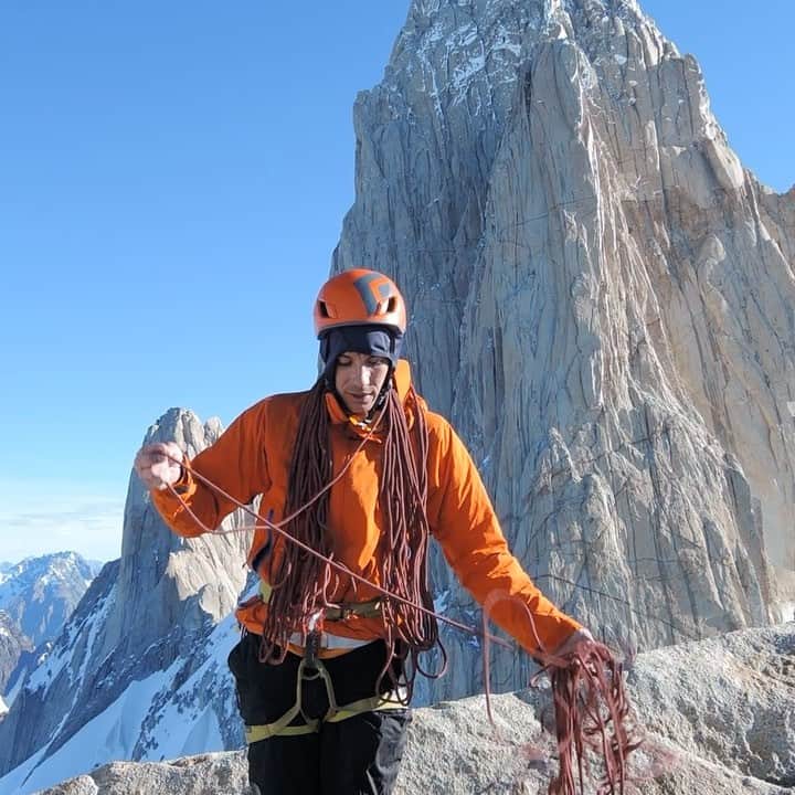 トミー・コールドウェルのインスタグラム：「I was up at 3am packing to go climbing today. Not because we were starting early, but because I was feeling inspired by the news of Sean Villanueva’s solo of the Fitz Traverse. This was one of the most exciting climbs of my life and imagine Sean up there, by himself, plying his music in the summits has me shaking my head. What a savage and  inspiring effort! Congrats Sean!」