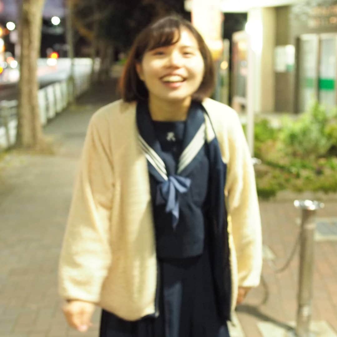 近藤笑菜のインスタグラム：「今日はまた、新しい作品のはじまりへ📙 顔合わせや本読みが一番緊張するのだけど、今日もドキドキしつつ監督さんやプロデューサーさんや皆さん本当に温かくて、なんだかいきなりホームのような気持ちに🏠 キャストの皆さんも本当に温かく魅力的な方々で、本読みだけでも超わくわく！撮影が楽しみだーーー！ お声かけいただいて、少しでも作品の一部として携われるのってほんとに嬉しいこと。感謝の気持ちでいっぱい。 素敵な作品になりますように🌷精一杯注力するぞ～～🐿️ . 📸 寒そうで楽しそうな、制服着ているけど去年の冬⛄🎥 この作品もまた完成したら皆さんに観てもらいたいなー♡ . #映画 #movie #rehearsal」