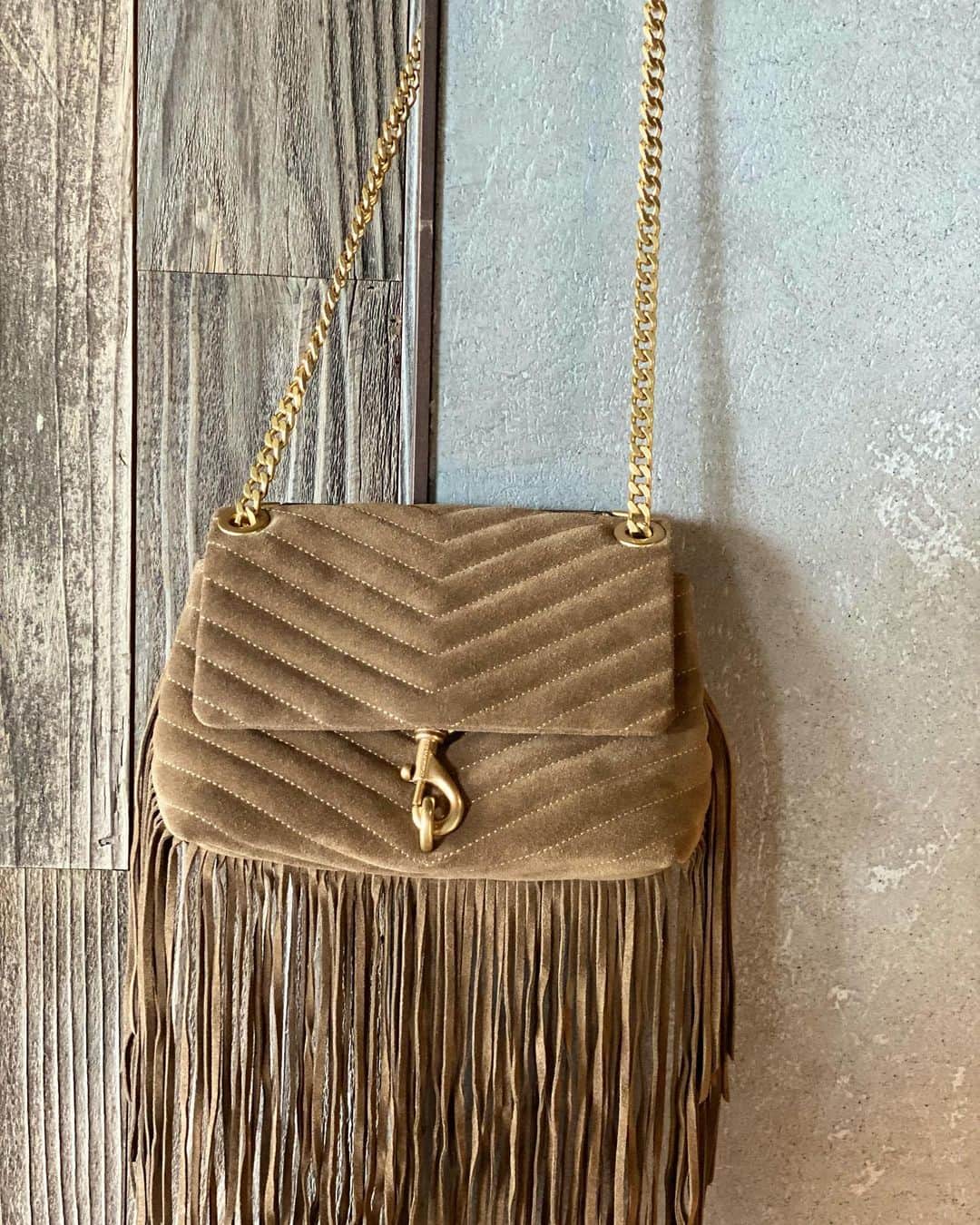 レベッカミンコフのインスタグラム：「Free spirited and effortless the Edie is here for spring with fringe.   P.S: Get her now, pay later 😉 w. @klarna.usa」