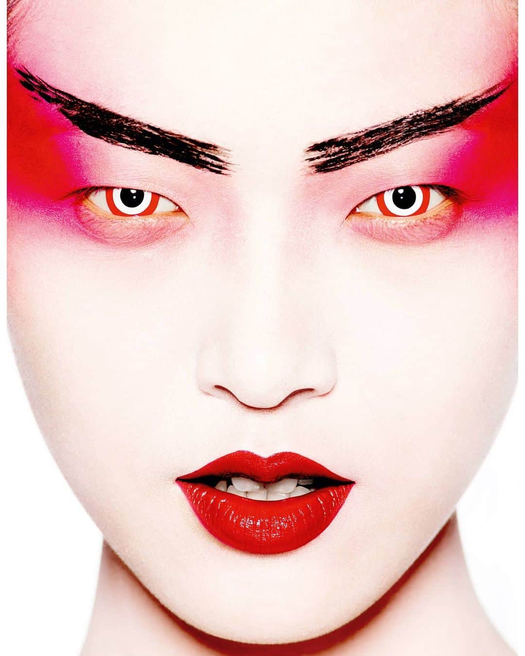 マリオ・テスティーノのインスタグラム：「NEW IN THE SHOP  We are releasing a limited edition print for Chinese New Year 2021. This is one of my favourite images that celebrates traditional Chinese opera’s costumes and makeup techniques. I loved my time in China. I deeply admire its ancient and inspiring culture, and I look forward to visiting again soon.  📸 Tian Yi, Beijing, Vogue China, 2013.  Dimensions: 51 x 61 cm /24 in _ NUEVO EN LA TIENDA  Estamos lanzando una fotografía original de edición limitada para el Año Nuevo Chino 2021. Esta es una de mis imágenes favoritas que celebra los trajes y técnicas de maquillaje de la ópera tradicional china. Me encantó mi tiempo en China. Admiro profundamente su cultura ancestral e inspiradora, y espero volver a visitarla pronto.   📸 Tian Yi, Beijing, Vogue China, 2013.  Dimensiones: 51 x 61 cm  #TestinoArchive」