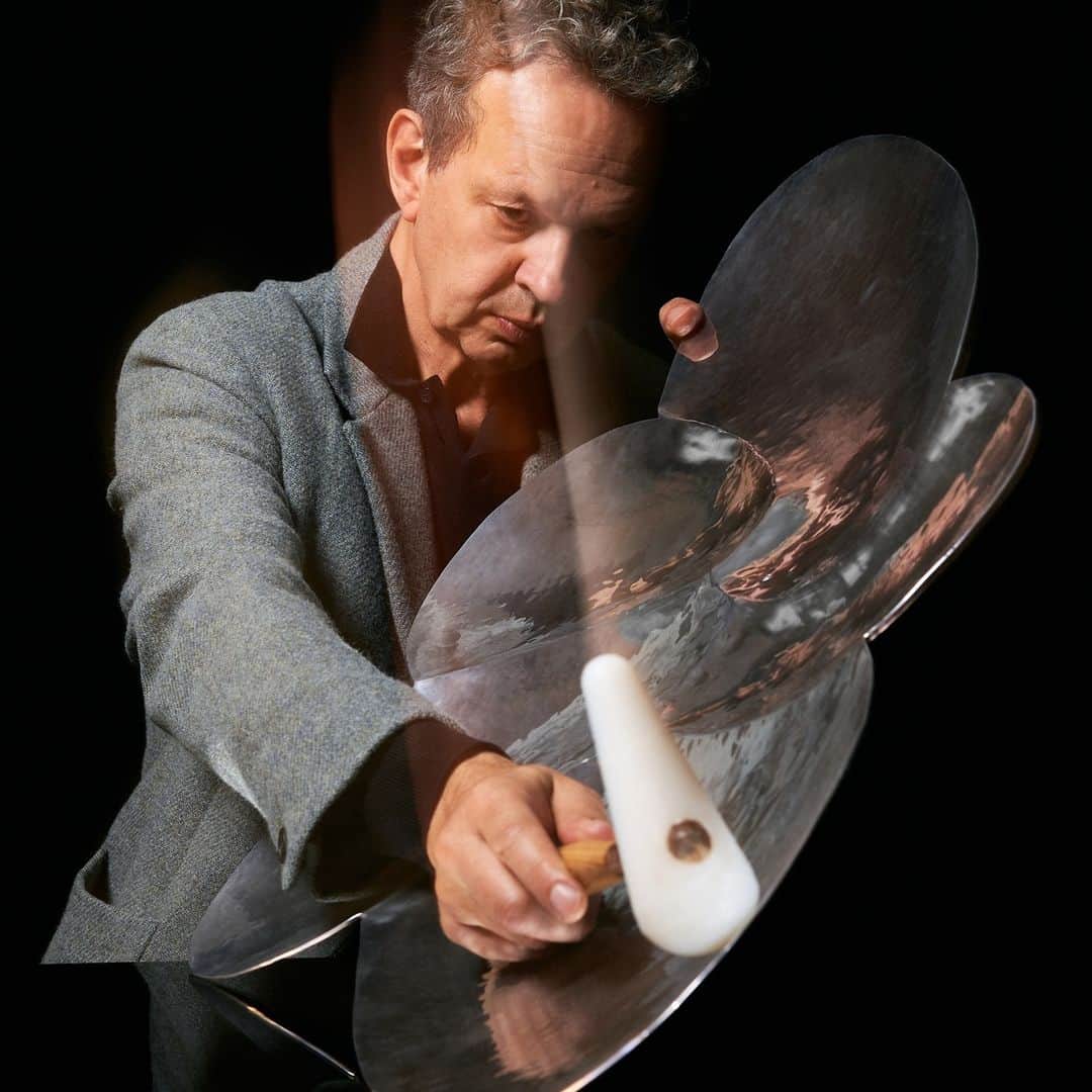 トム ディクソンのインスタグラム：「Introducing CLOUD.⁠ ⁠ Our new family of bulbous and sculptural pieces made of highly reflective polished aluminium. ⁠The handmade artefacts are hammered and braised in India by skilled artisans, giving each piece unique qualities.⁠ ⁠ ⁠Tom’s background in metal working and fascination with the vanishing skills of hand panel beating inspired the aesthetics of the range.⁠」