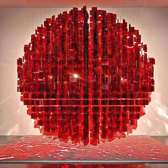 パット・マグラスさんのインスタグラム写真 - (パット・マグラスInstagram)「“Our dreams are luminous, a cast fire upon the world.” ― Charles Wright ⚡️⚡️⚡️ ‘Sphere Rouge (Red Sphere), 2001-2012’ by artist Julio Le Parc @julio_le_parc_official ⚡️⚡️⚡️ #patmcgrathlabs #inspiration」2月12日 23時44分 - patmcgrathreal