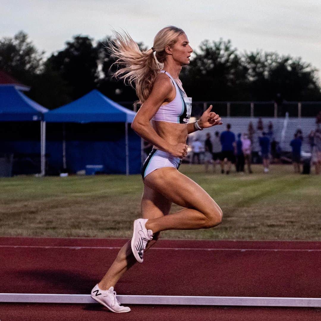 のインスタグラム：「Ooooooooookkkayy we are back! I’m racing tomorrow at the @nbindoorgp 🤗 I’ll be racing the 2 mile at 4:46 pm (ET), watch on NBC! #teamNB #teamBoss #race」