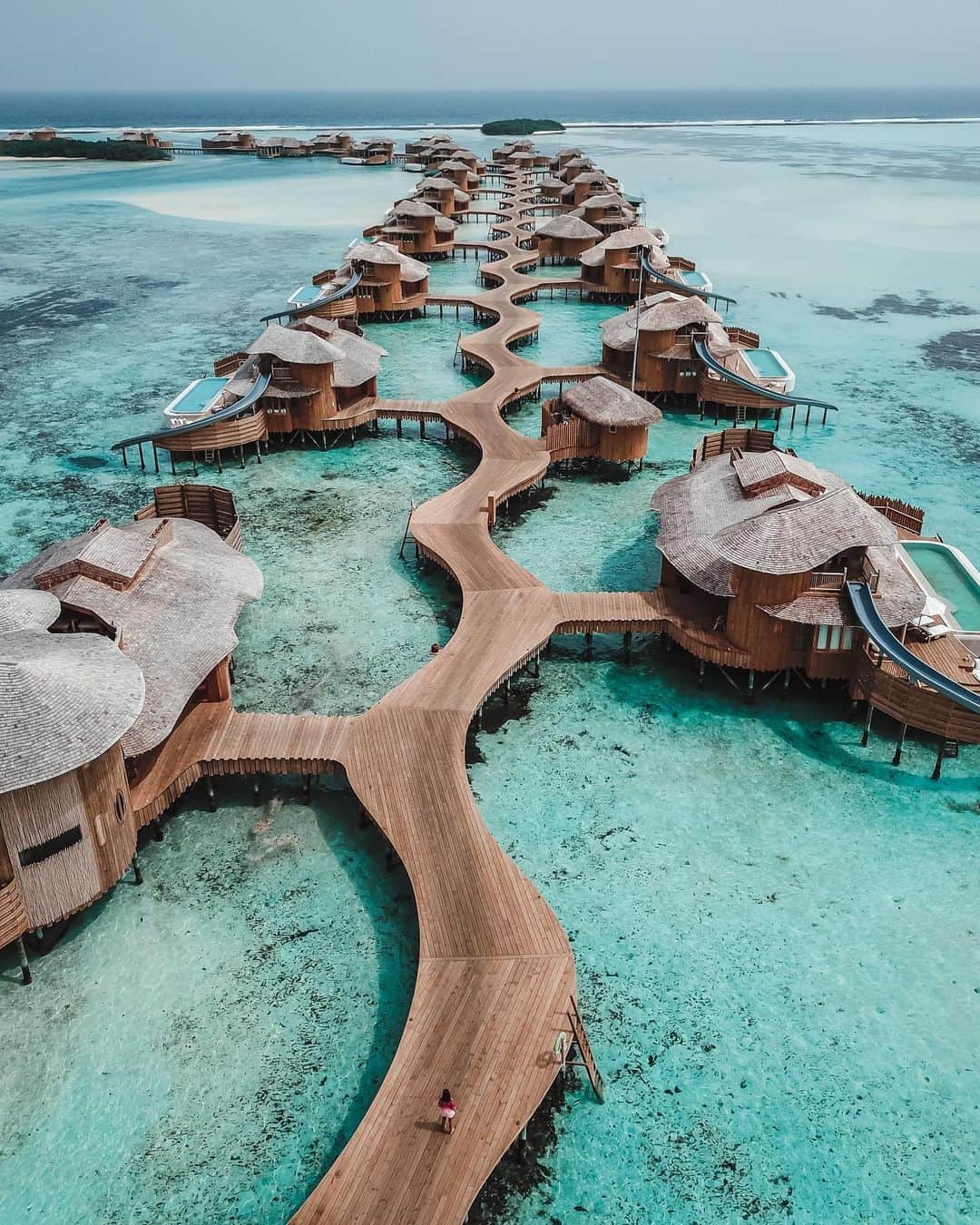 バーボラ・コディトヴァのインスタグラム：「A water villa dream at #SonevaJani @discoversoneva ✨  PS: extra points if you can find me in the picture 🤣  Make sure to tag someone who’d you take here!」