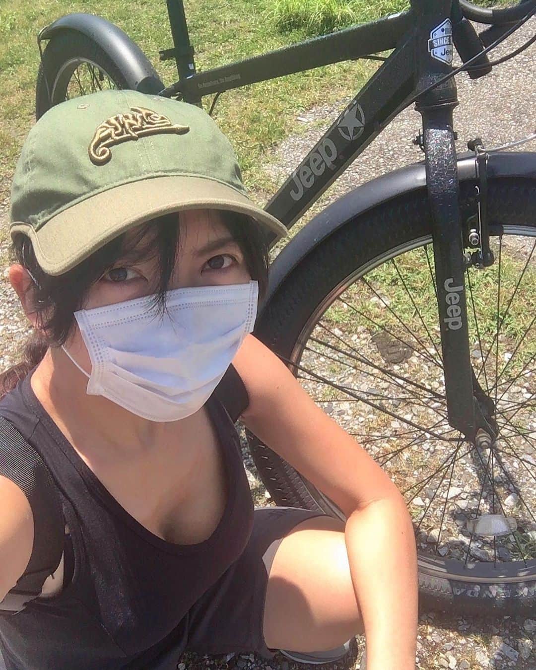 のインスタグラム：「去年の5月。骨盤が安定したらまた行きたいな🚲 #bycicle #fatbike #bike #fattire #tourist #outdoor #cycling #cyclinglife #outdoorlife #helikontex #jeep #jeepbike #mask #selfie #japanesegirl #load #offload #sky #自転車 #ファットバイク #オフロード #休日 #アウトドア #ジープ #スポーツ #晴れ #ミリドル #乙夜 #マスクの裏表間違えた」