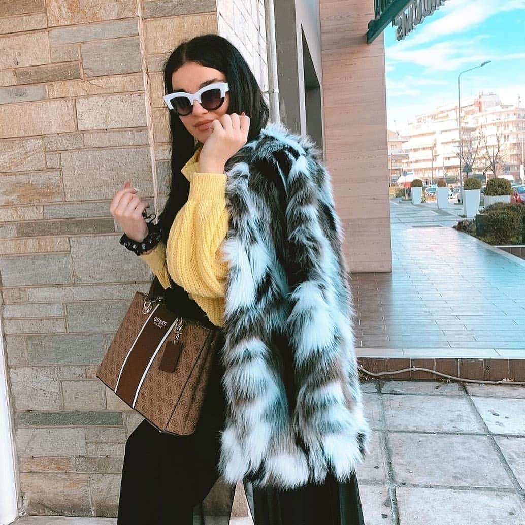 SHEINのインスタグラム：「Conquer the day in style! 💙 @viktwria_ts1  Shop Item #: 319299  #SHEINgals #SHEINstyle #SHEINSS21 #styleinspo」