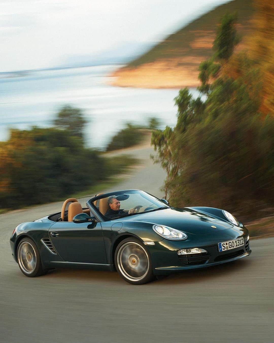 Porscheさんのインスタグラム写真 - (PorscheInstagram)「Continuing a drive down memory lane in celebration of 25 years of the Boxster: 2004 saw the 987 unveil an interior overhaul and striking exterior changes. Still sporty, still compact, the second generation was a successful continuation of the original concept.」2月12日 23時57分 - porsche