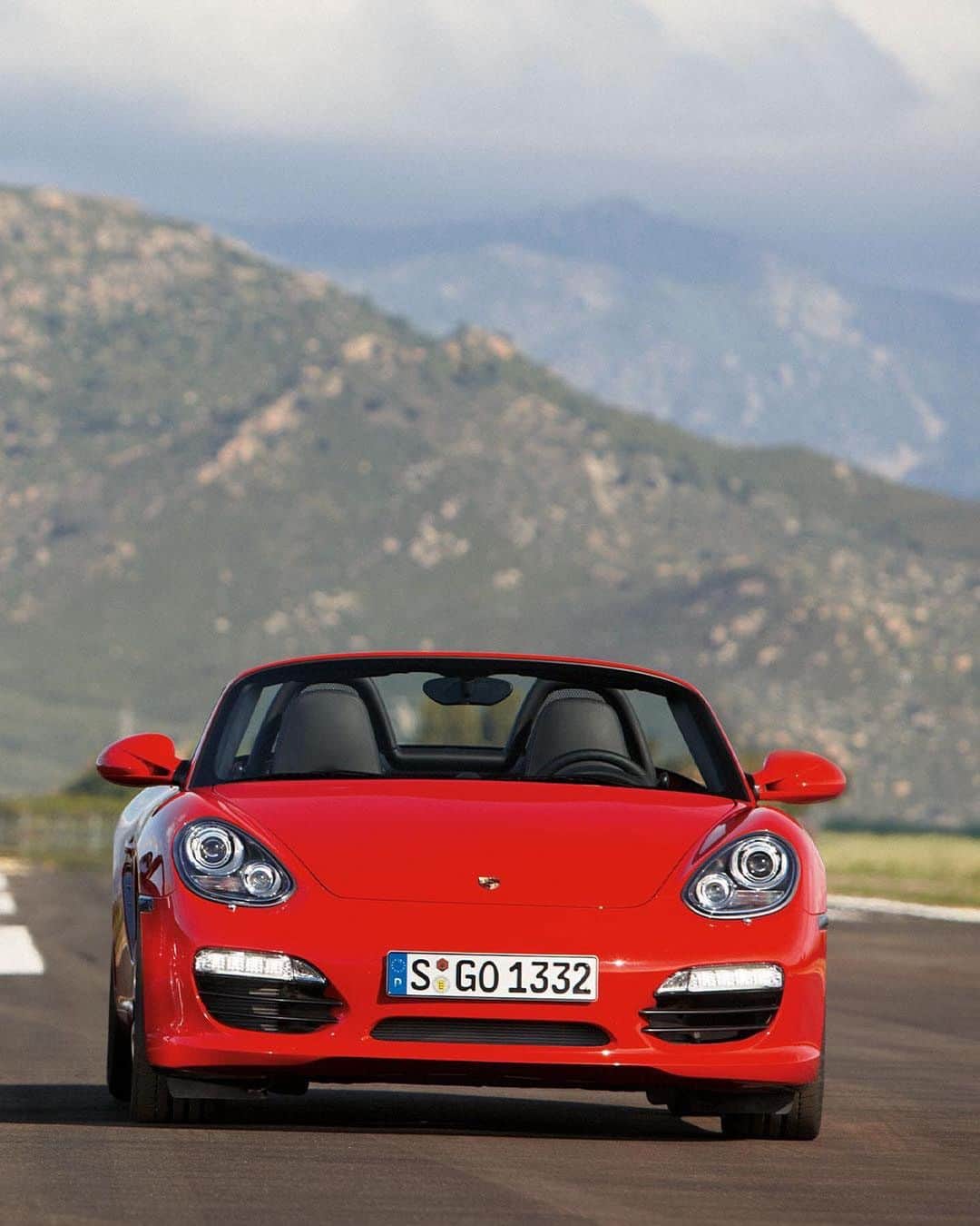 Porscheさんのインスタグラム写真 - (PorscheInstagram)「Continuing a drive down memory lane in celebration of 25 years of the Boxster: 2004 saw the 987 unveil an interior overhaul and striking exterior changes. Still sporty, still compact, the second generation was a successful continuation of the original concept.」2月12日 23時57分 - porsche