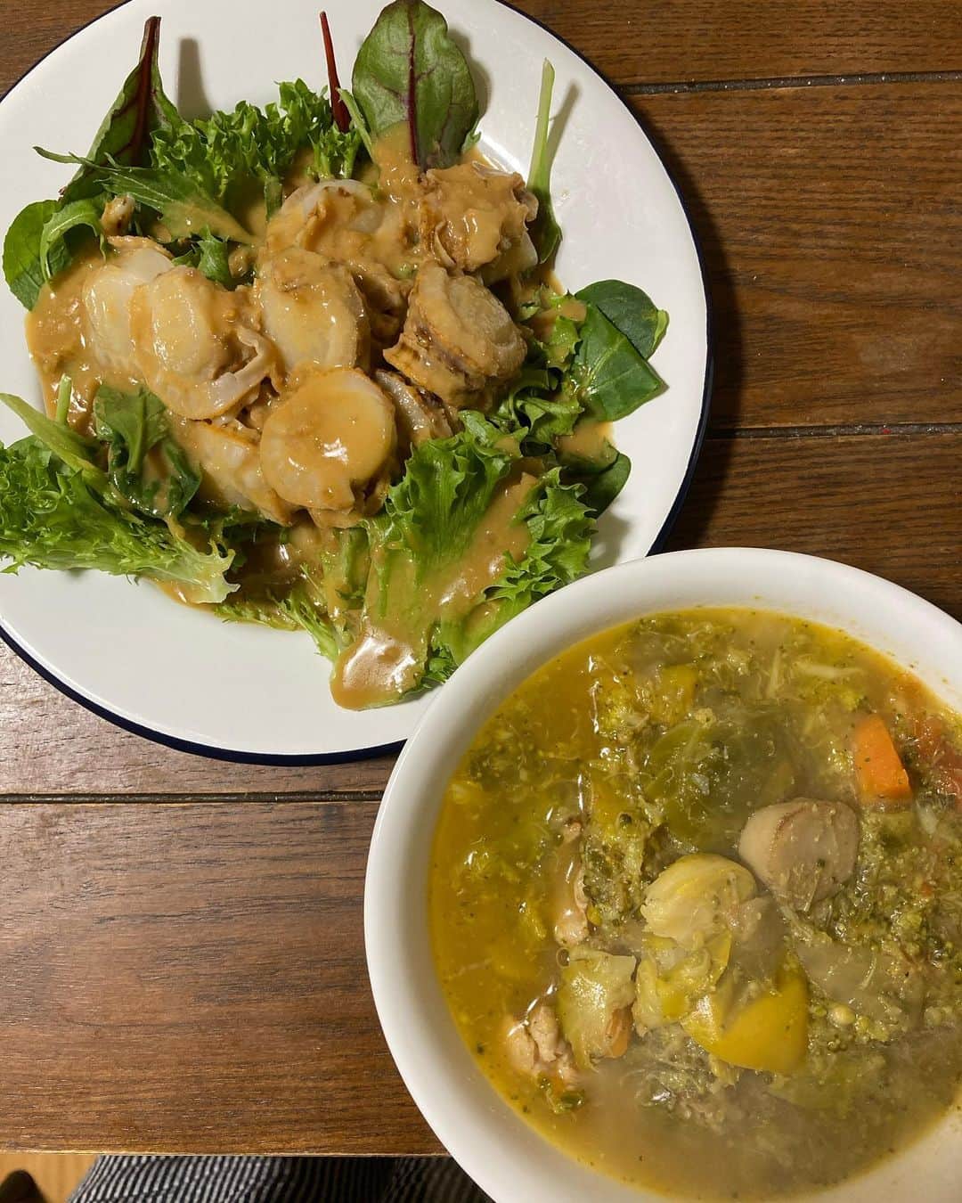 雪見ほのかのインスタグラム：「今日も野菜たっぷりスープとサラダのストックを作って、 忙しい週末に向けて準備万端✨ 今日はバレンタインのクッキー作りの合間にことこと煮込みました💛 鶏肉ににんじん、たまねぎ、芽キャベツ、ズッキーニ、パプリカ、ブロッコリー、エリンギ、マッシュルーム。 具沢山のとろとろスープです✨ 今日のサラダはホタテにしたよ！ 苦手だけど仕事で時間ない時のために、10年以上ぶりに市販のドレッシングを買ってみた！ 添加物の味に敏感なのであまり受け付けないんだけど、 まぁまぁ高いのを買ってみたら意外と食べれた！ 今日からご飯ものは朝だけと決めて徹底的にダイエットするぞー！！ 私忙しくても頑張る💪 …… …… #dinner #晩ごはん #サラダ#スープ#glutenfree #グルテンフリー #おうちごはん #手料理#自炊#ダイエット ＃炭水化物抜き」