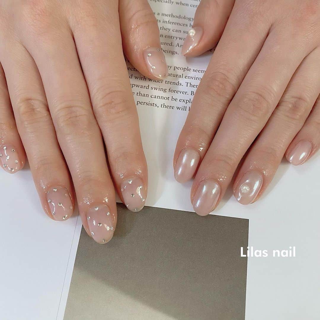 makoのインスタグラム：「* dot ♡  #girlynail #ガーリーネイル #ミラーネイル #glitternail #젤네일 #젤네일아트 #젤네일전문 #フレンチガーリー  #ギンガムチェック #ギンガムチェックネイル #オーダーチップ #ブライダルネイル #ワイヤーネイル  #セルフネイル #스누피네일아트 #左右非対称ネイル #ちょうちょネイル #蝶々ネイル #ヴィンテージネイル #水滴ネイル #オーロラネイル #フレンチネイル #冬ネイル #マットネイル #韓国ネイル」