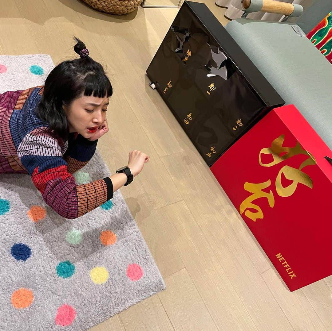 のインスタグラム：「這個大禮包真的很特別，還規定那一天到了才能戳破它，偏偏我又是個很能忍的人⋯⋯不過真的要很努力很努力很努力才忍住衝動～還有一個小時就初二了，我就可以戳破這格了！🤩🤩🤩」