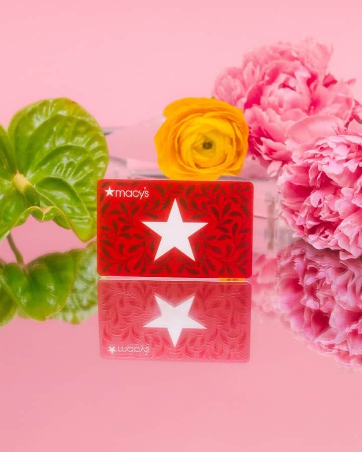Macy'sのインスタグラム：「Quick, what’s an easy way to spruce up some flowers or chocolate?   Add a gift card to make any present feel anything but last minute because every gift deserves an “and.” Grab a gift card today!」