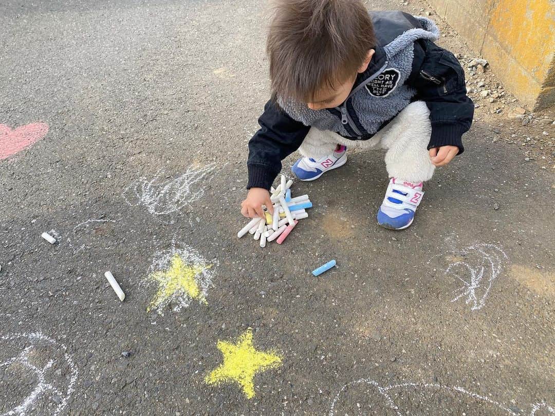Momoeのインスタグラム：「チョークの数（笑）  . .  #happy #家事 #育児 #family #家族 #boy #smile #男の子 #息子 #code #love #lucky #kids #子供 #thankyou #宝物 #ベビー #fashion #follow #パパ #ママ #家族写真 #男の子ママ #1歳 #うさぎ #ネザーランドドワーフ」