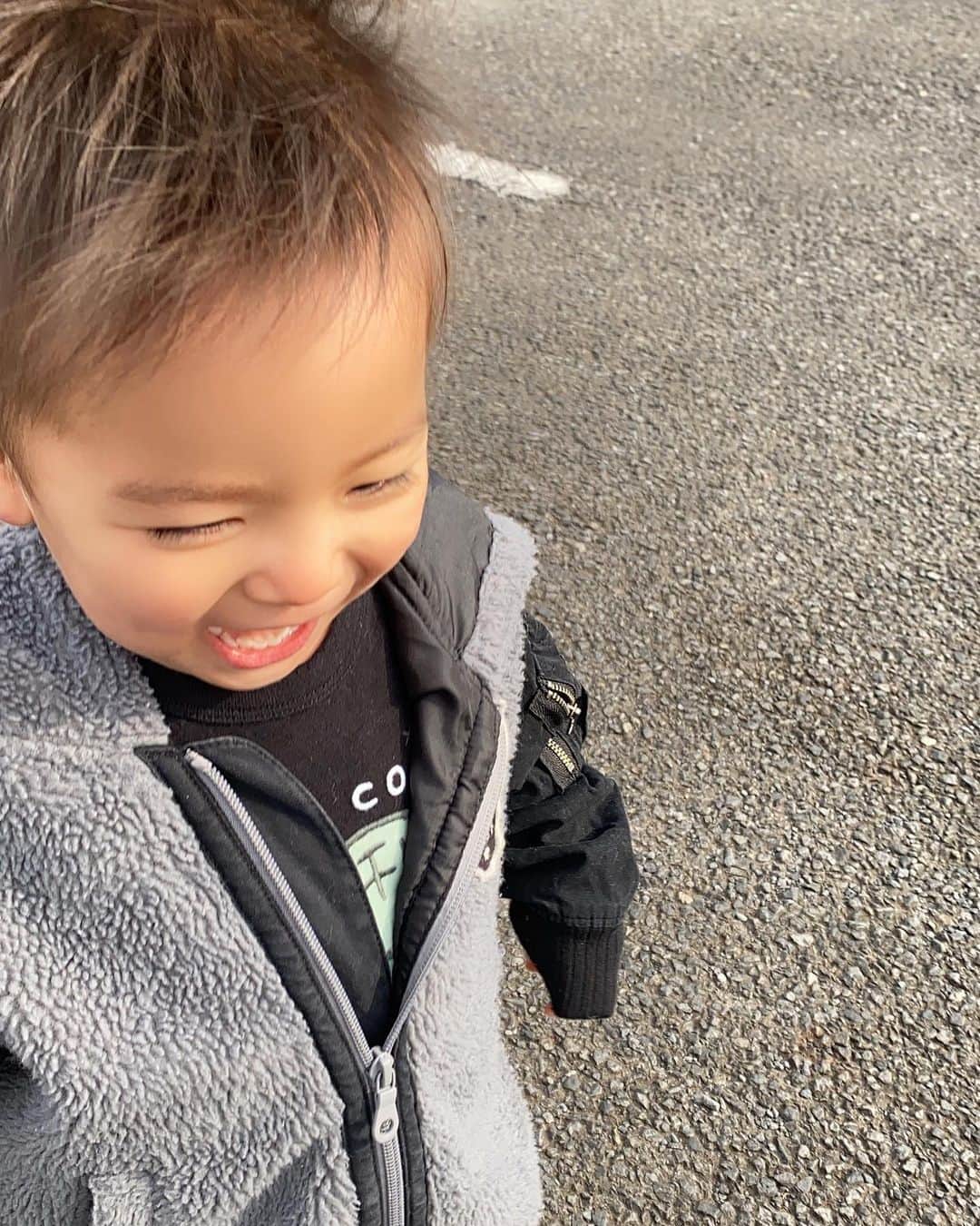 Momoeのインスタグラム：「お散歩して追いかけっこして 大爆笑🥰💓  . .  #happy #家事 #育児 #family #家族 #boy #smile #男の子 #息子 #code #love #lucky #kids #子供 #thankyou #宝物 #ベビー #fashion #follow #パパ #ママ #家族写真 #男の子ママ #1歳 #うさぎ #ネザーランドドワーフ」