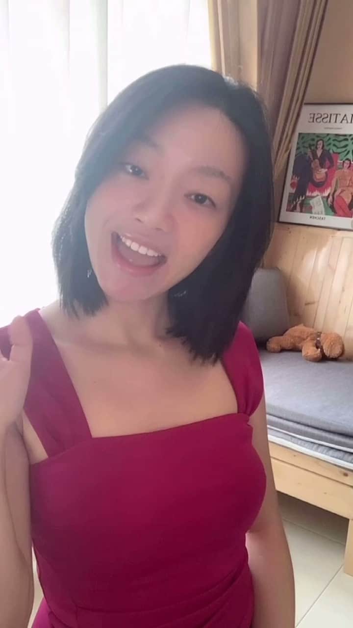 BECCAのインスタグラム：「Watch Maggie, @smokyliu, create a luminous look to celebrate Chinese New Year with a full face of her BECCA favorites. Full breakdown below:  💜 First Light Priming Filter 💡 Under Eye Brightening Corrector 💡 Backlight Priming Filter ☁️ Ultimate Coverage 24 Hour Foundation ☁️ Ultimate Coverage Longwear Concealer ☀️ Sunlit Bronzer 🌺 Luminous Blush ✨ Shimmering Skin Perfector™ Pressed Highlighter 💫 Light Gleam Primer + Topper Liquid Eyeshadow 💧 Hydra-Mist Set + Refresh Powder 💄 Ultimate Lipstick Love  - #Lippie #chinesenewyear #lunarnewyear #alonetogether #GRWM #BECCAcosmetics #ownyourlight #yearoftheox #TeamBECCA」