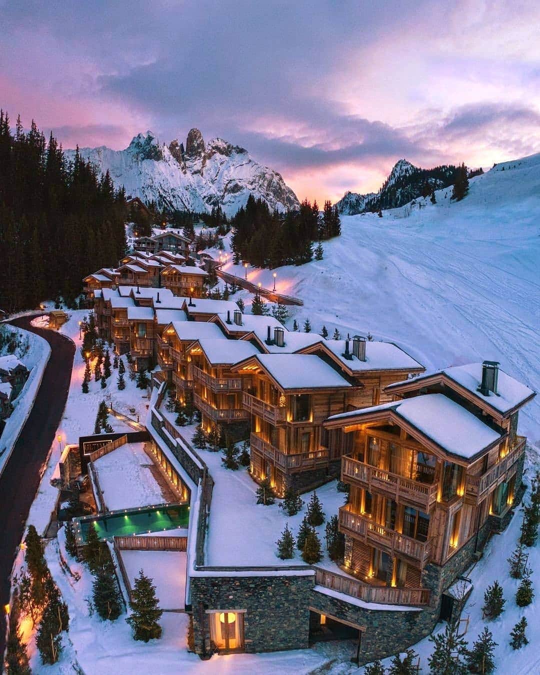 BEAUTIFUL HOTELSさんのインスタグラム写真 - (BEAUTIFUL HOTELSInstagram)「When it comes to crisp mountain views and varieties of terrains to ski in and out, Courchevel ticks off all the boxes! ⛷️ The hotel offers an intimate and restful ambiance to make sure you get the winter holiday you deserve. 😌   Their rooms are intricately designed and their private terrace offers incomparable views out across the mountains. 🗻   Is this your idea of a winter break too?  📸 @travelsofali 📍 @ultimacourchevel, France」2月13日 0時07分 - beautifulhotels