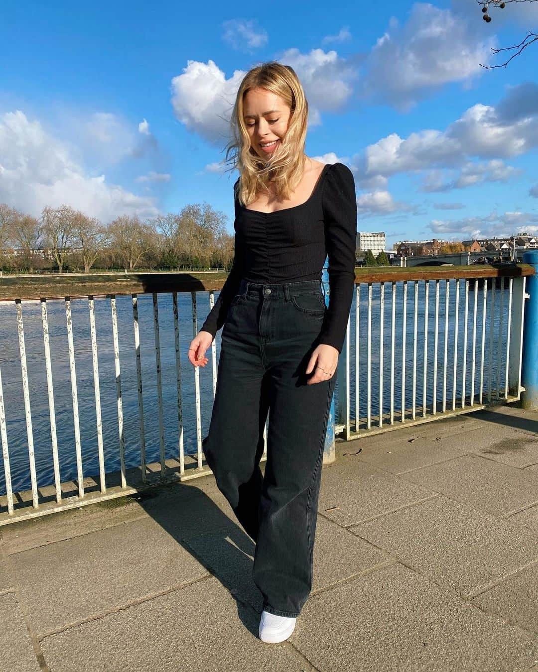 タニヤ・バーさんのインスタグラム写真 - (タニヤ・バーInstagram)「found the perfect wide leg jeans and yes I got v cold taking my coat off to show you this cute top I got to go with them...both from @newlook #thatnewlookfeeling ad」2月13日 0時07分 - tanyaburr