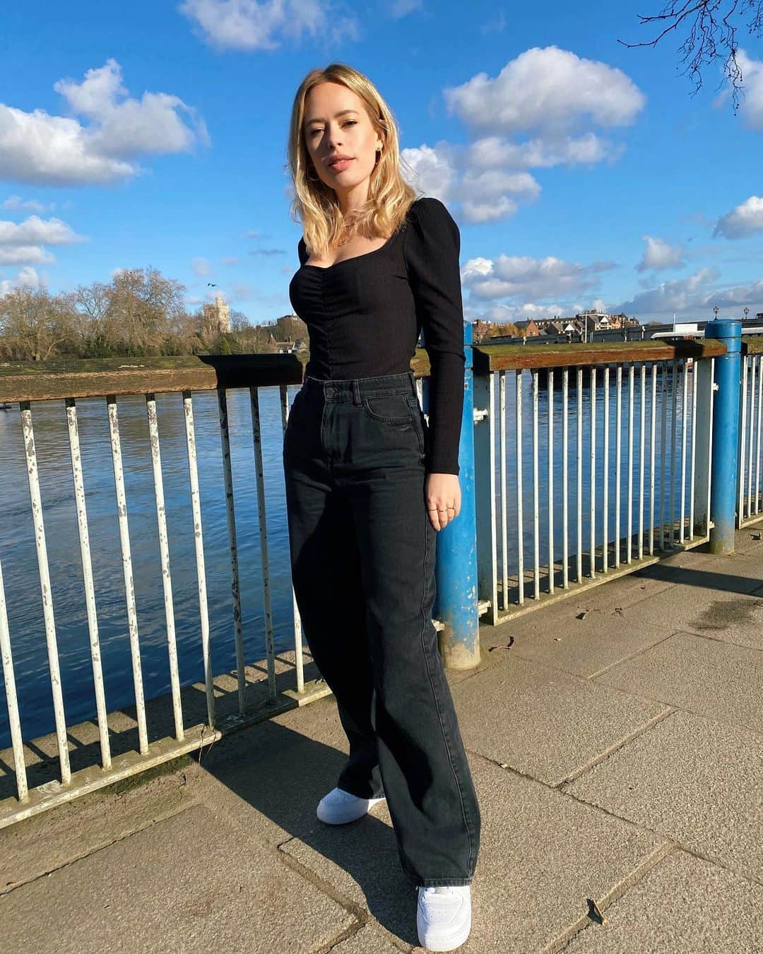 タニヤ・バーさんのインスタグラム写真 - (タニヤ・バーInstagram)「found the perfect wide leg jeans and yes I got v cold taking my coat off to show you this cute top I got to go with them...both from @newlook #thatnewlookfeeling ad」2月13日 0時07分 - tanyaburr