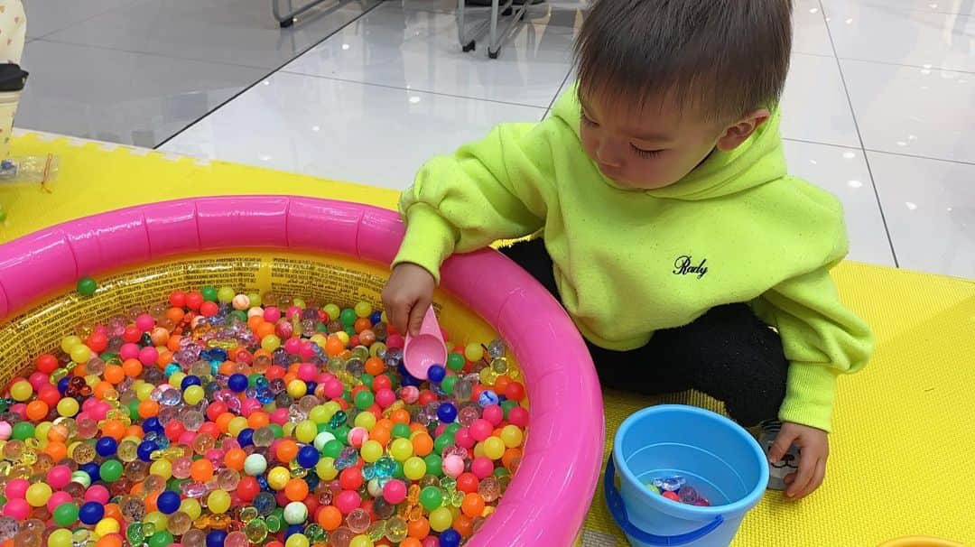 Momoeのインスタグラム：「みよが喜ぶことは 何でもさせてあげたい派🥰  . .  #happy #家事 #育児 #family #家族 #boy #smile #男の子 #息子 #code #love #lucky #kids #子供 #thankyou #宝物 #ベビー #fashion #follow #パパ #ママ #家族写真 #男の子ママ #1歳 #うさぎ #ネザーランドドワーフ」