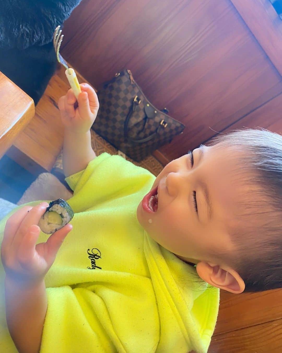 Momoeのインスタグラム：「おいしーねー🥰 （母ナマモノ苦手だからお寿司屋さんで食べるものなかった）  . .  #happy #家事 #育児 #family #家族 #boy #smile #男の子 #息子 #code #love #lucky #kids #子供 #thankyou #宝物 #ベビー #fashion #follow #パパ #ママ #家族写真 #男の子ママ #1歳 #うさぎ #ネザーランドドワーフ」