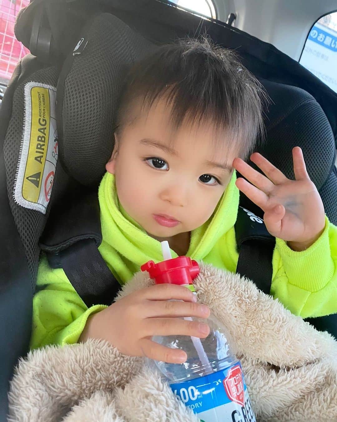Momoeのインスタグラム：「手の平までお絵描きすな🥺  . .  #happy #家事 #育児 #family #家族 #boy #smile #男の子 #息子 #code #love #lucky #kids #子供 #thankyou #宝物 #ベビー #fashion #follow #パパ #ママ #家族写真 #男の子ママ #1歳 #うさぎ #ネザーランドドワーフ」