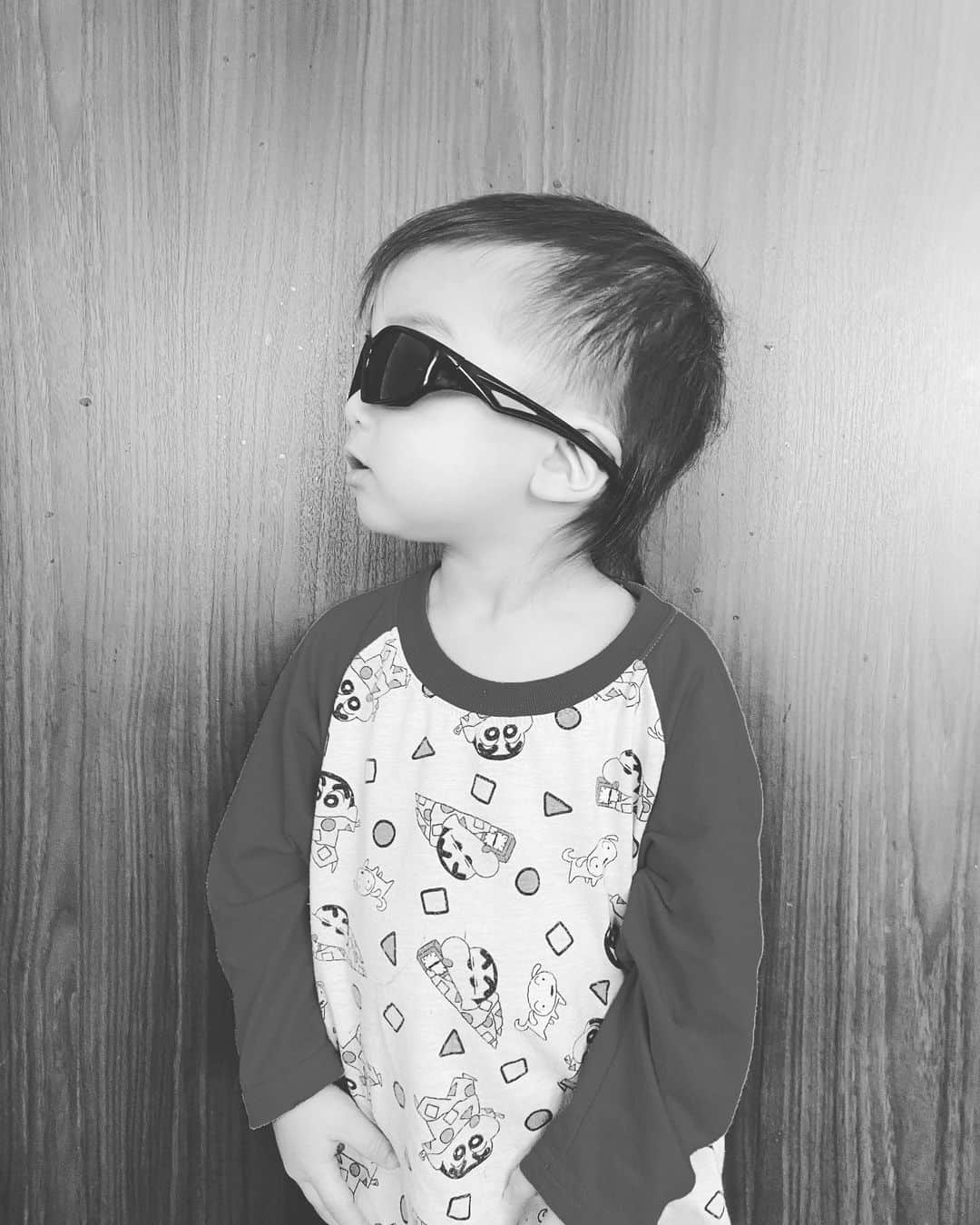 Momoeのインスタグラム：「かっこつけてるけど 服クレヨンしんちゃんだぜ卍  . .  #happy #家事 #育児 #family #家族 #boy #smile #男の子 #息子 #code #love #lucky #kids #子供 #thankyou #宝物 #ベビー #fashion #follow #パパ #ママ #家族写真 #男の子ママ #1歳 #うさぎ #ネザーランドドワーフ」