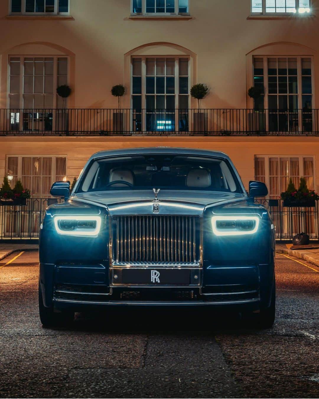 ロールス・ロイスのインスタグラム：「Within the expansive cabin of Phantom Extended is an exquisitely appointed Privacy Suite. This presidential feature offers a cosseted sanctuary, hidden away from city bustle.  Discover #RollsRoycePhantomExtended; link in bio.  — NEDC (combined): CO2 emission: 329-328 g/km; Fuel consumption: 19.5-19.6 mpg / 14.5-14.4 l/100km. WLTP (combined): CO2 emission: 356-341 g/km; Fuel consumption: 18.0-18.8 mpg / 15.7-15.0 l/100km.」