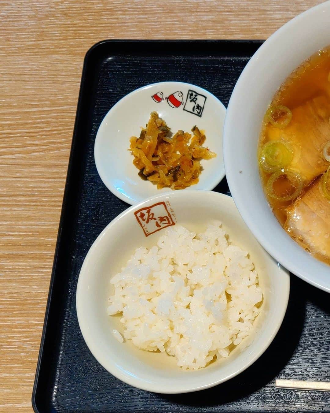 つけMen野郎のインスタグラム：「ラーメン 喜多方ラーメン坂内 品川シーズンテラス店 久しぶりの坂内ランチ。ミニライスサービス。坂内食べると喜多方欲が湧き上がるよね。早くコロナとか落ち着いて18切符で北へ行きたいよね。とはいえ、行けないなりに欲求を消化しないといけない。 そして、食べる度にそう思わせてくれる坂内が改めて好き。」
