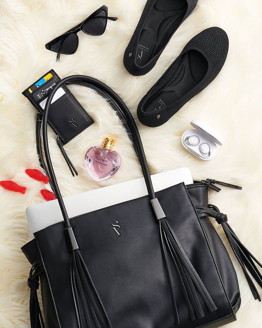 ロック&リパブリックのインスタグラム：「Find yourself a bag that can do it all. 😍👜 #SimplyVera #Kohls」