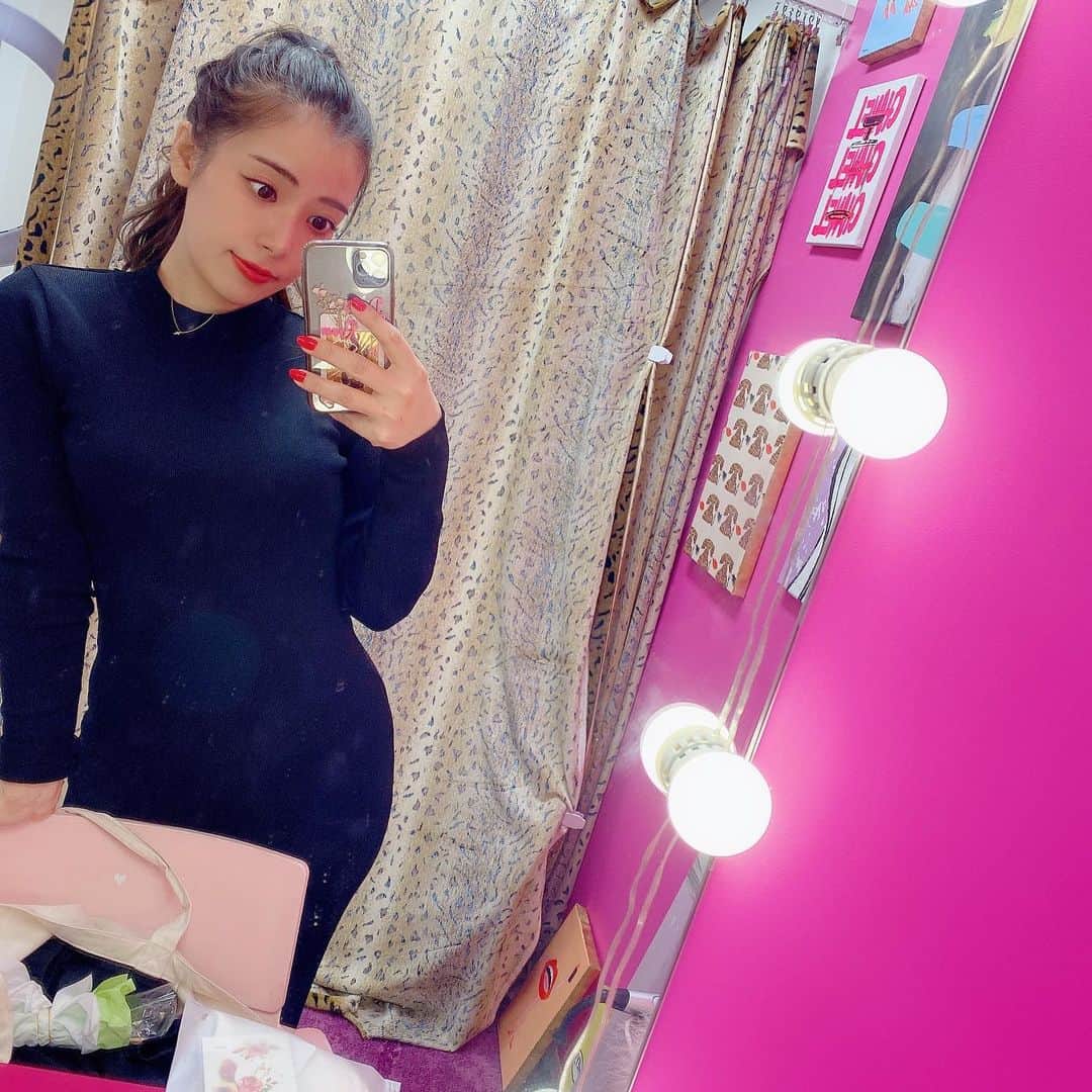 中村かなのインスタグラム：「運動は苦手だけど 甘いものがやめられないので🤣 ・ ・ 3月に名古屋・栄にオープンする セルフエステの @easyslim_nagoya へ 一足お先にお邪魔しました🏃‍♀️ ・ お写真2枚目のエムスレンダーとゆう機械を気になる部分に当てていきます👆 ・ セルフエステですが お姉さんが親切に教えてくださるので安心☺️🙌 ・ エムスレンダーは 30分でスクワット2万回の効果があるんですって🔥 それだけのトレーニング効果がありますが、うとうとしちゃって髪の毛ボサボサです🤣 ・ トレーニングにもダイエットに効果的なエムスレンダー✨ 私は気になる太ももの前後25分ずつあてました🏃‍♀️ 翌日ほんのり筋肉痛のようなものが😳❣️ ・ 気になる太もも撃退に🤣 通います💪❣️ ・ ・ 3月〜の予約がHPからとれるので  @easyslim_nagoya  チェックしてみてください🏃‍♀️🔥 ・ ・ ・ ・ ・ #easyslim #エムスレンダー #ダイエット #セルフエステ #名古屋 #栄 #美容 #美容好きな人と繋がりたい  #nagoya #sakae #japanesegirl」