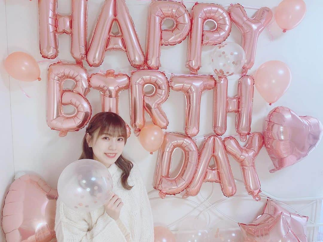 夢咲りりあのインスタグラム：「୨୧ 日付変わってしまいましたが22歳になりました❤︎ 笑顔、幸せ、癒しをたくさん届けます𓂃𓈒𓏸 #誕生日 #アイドル #birthday #birthdaytome #バースデーバルーン #誕生日バルーン #誕生日飾り付け #誕生日祝い #センイル #idol #しえる」